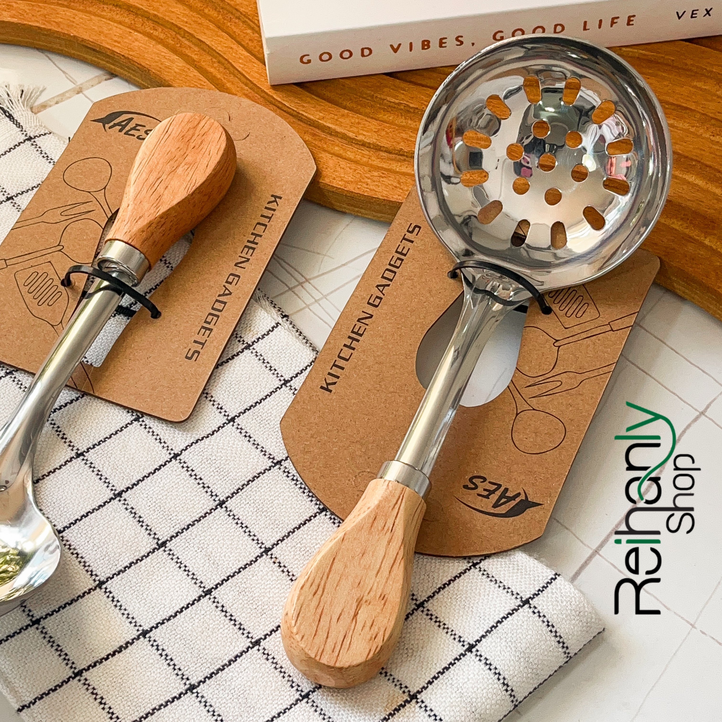 ملاقه سوراخ دار دسته چوبی